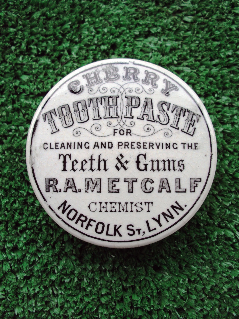 pot lid cherry tooth paste for cleaning and preserving the teeth gums r